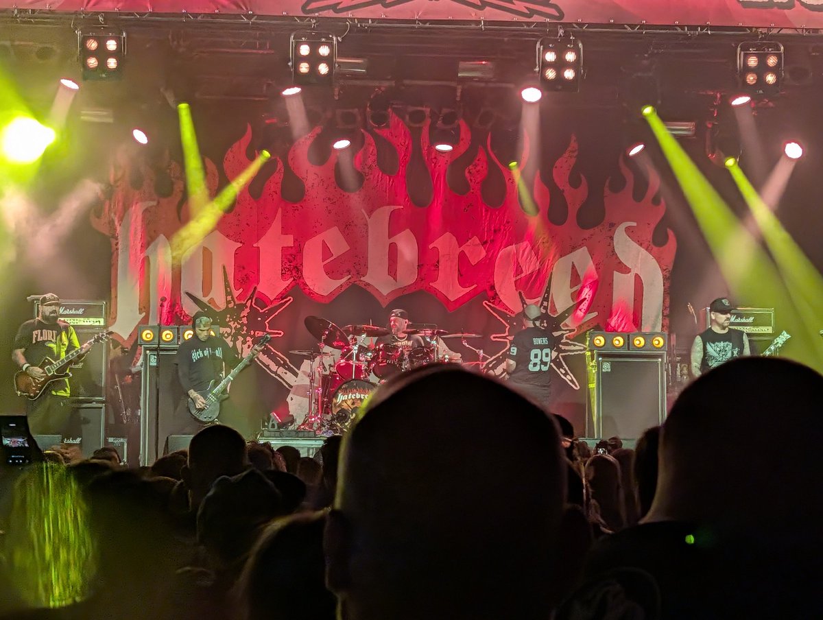 Metaalhoer's tweet image. Back home from a weekend Eindhoven and my yearly pilgrimage to the Helldorado festival. Brilliant weekend in a great city and these lads were the last band. Blew the fuckin roof off. Absolutely superb #Hatebreed