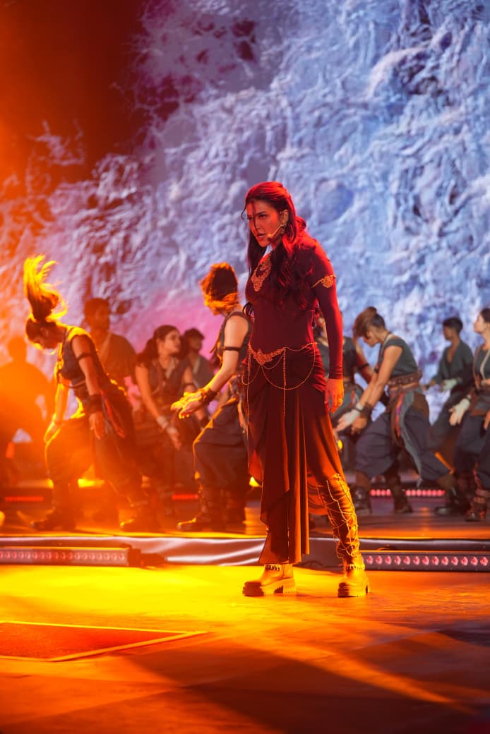 proyuvraaj's tweet photo. An electrifying performance by @shrutihaasan that elevated the #GlobeTrotter event 🔥🔥

https://t.co/1czR7ZjjqV

#GlobeTrotterEvent 
@ssrajamouli @urstrulyMahesh @priyankachopra @PrithviOfficial @mmkeeravaani @SriDurgaArts @SBbySSK @tseries @thetrilight @JioHotstar @varanasimovie