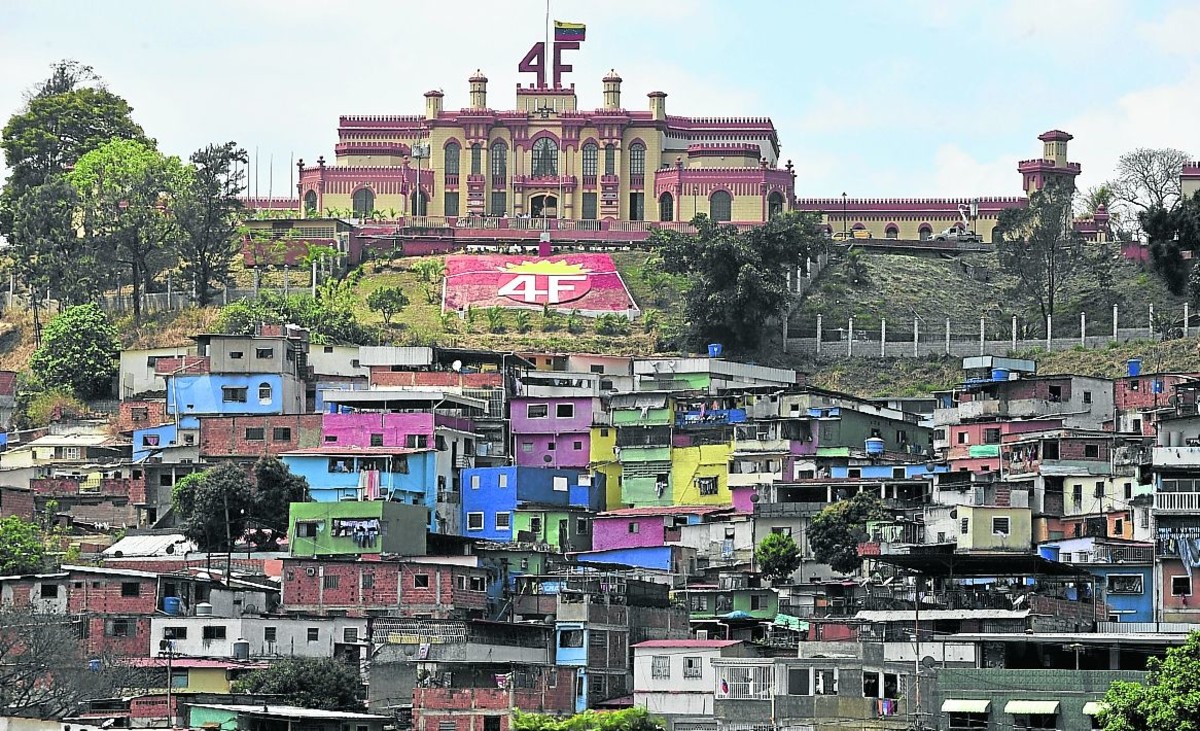 KalebPrime's tweet image. Bomb Chávez's tomb pls.

Pic related, his tomb.