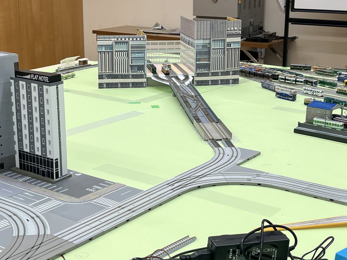 製作中の広電広島駅をお披露目！
細部はまだ色々と手を加えていきますが、大枠としては一旦形になりました。
折りたたみ式のハリボテ仕様ながら、電車が巨大ビルに突っ込む/巨大ビルから発進する雰囲気を存分に楽しめる一作となりそうです。
ここから密度上げていきたいと思います！