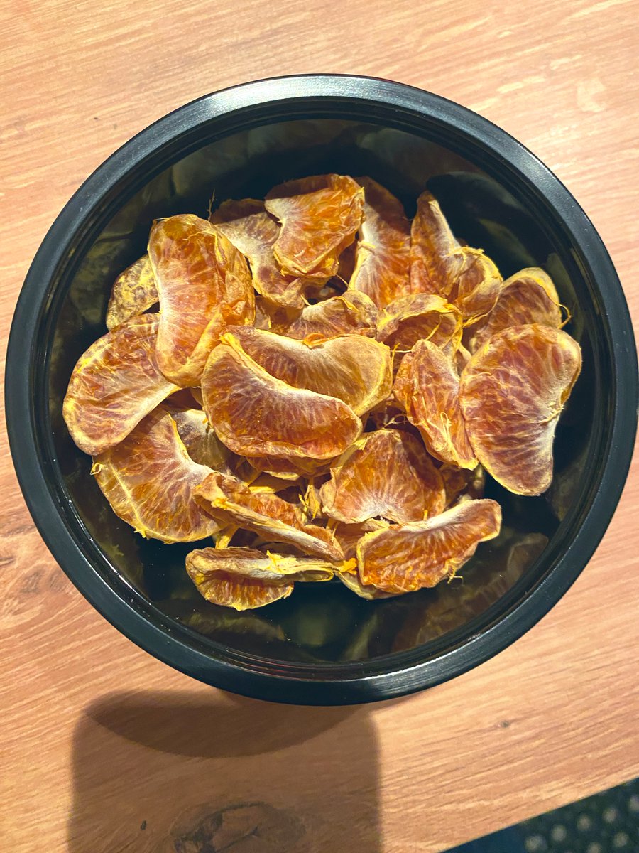 Блин, это такой утонченный кайф🤌🏻 Приятная, мягкая текстура и палитра, напоминающая кампари/дижестивы в целом. Определено повторю!