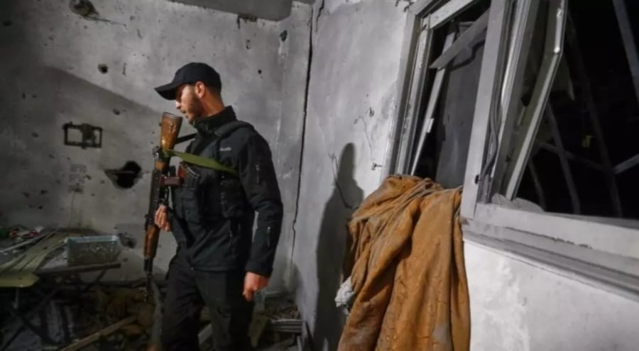 almayadeen_es's tweet image. Misiles en Damasco iban dirigidos al palacio presidencial de Siria es.mdn.tv/8lZ8

#Siria #Damasco #Misiles #PalacioPresidencial