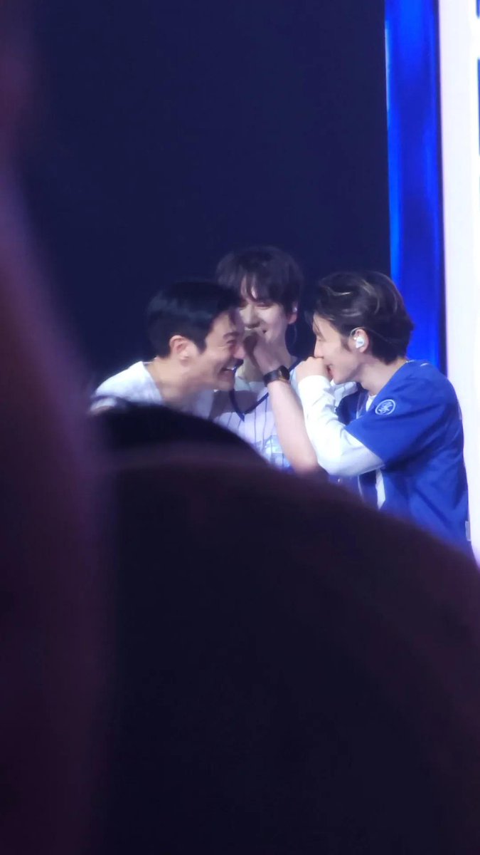 🎥 251116 SS10 in Taipei Day 3

What are they discussing? 

cr. ryotsuki0505
#SS10inTaipei_Day3 #SUPERSHOW10
#시원 #SIWON #최시원 #CHOISIWON
#슈퍼주니어 #SUPERJUNIOR
<a href="/siwonchoi/">Siwon Choi</a> <a href="/SJofficial/">SUPER JUNIOR</a>