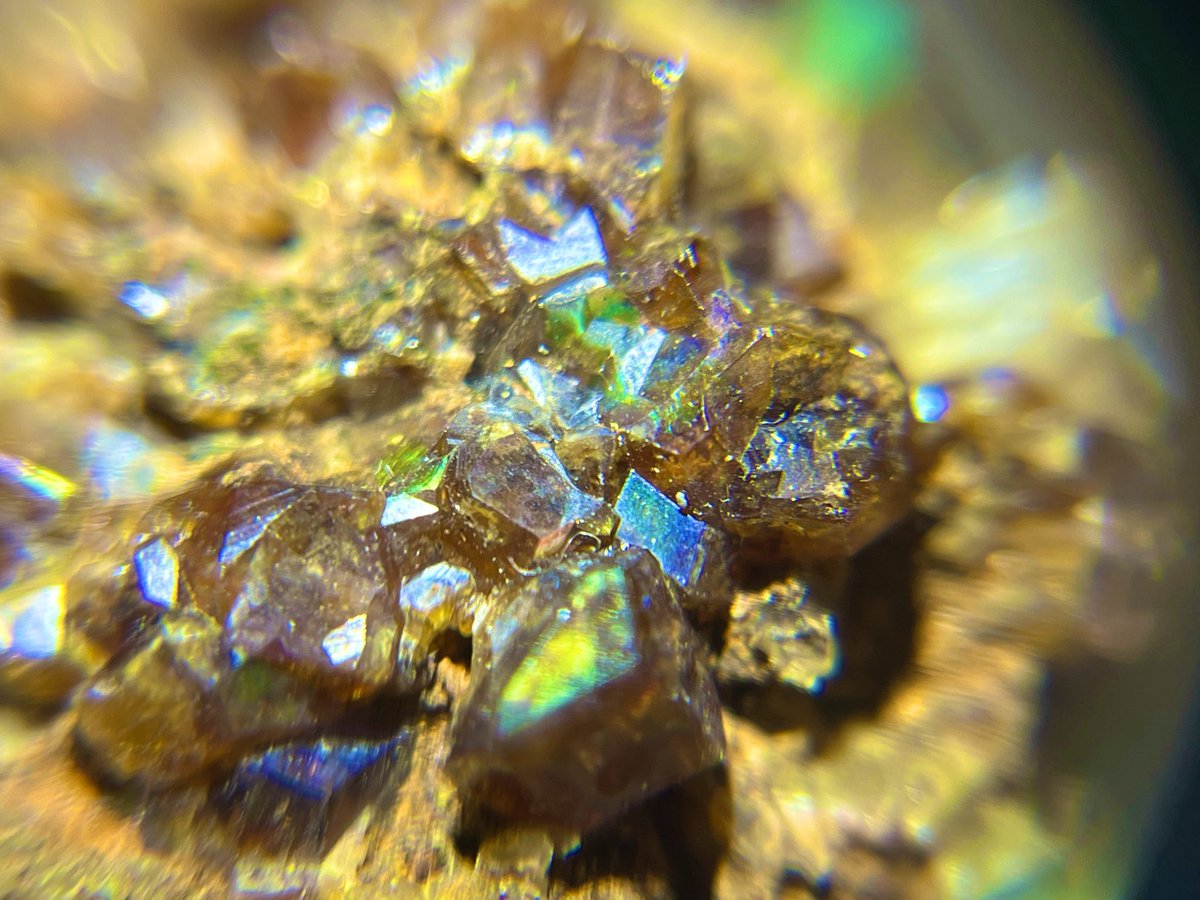 今日のなんばミネラルマルシェでレインボーガーネット見つけたので悩ん