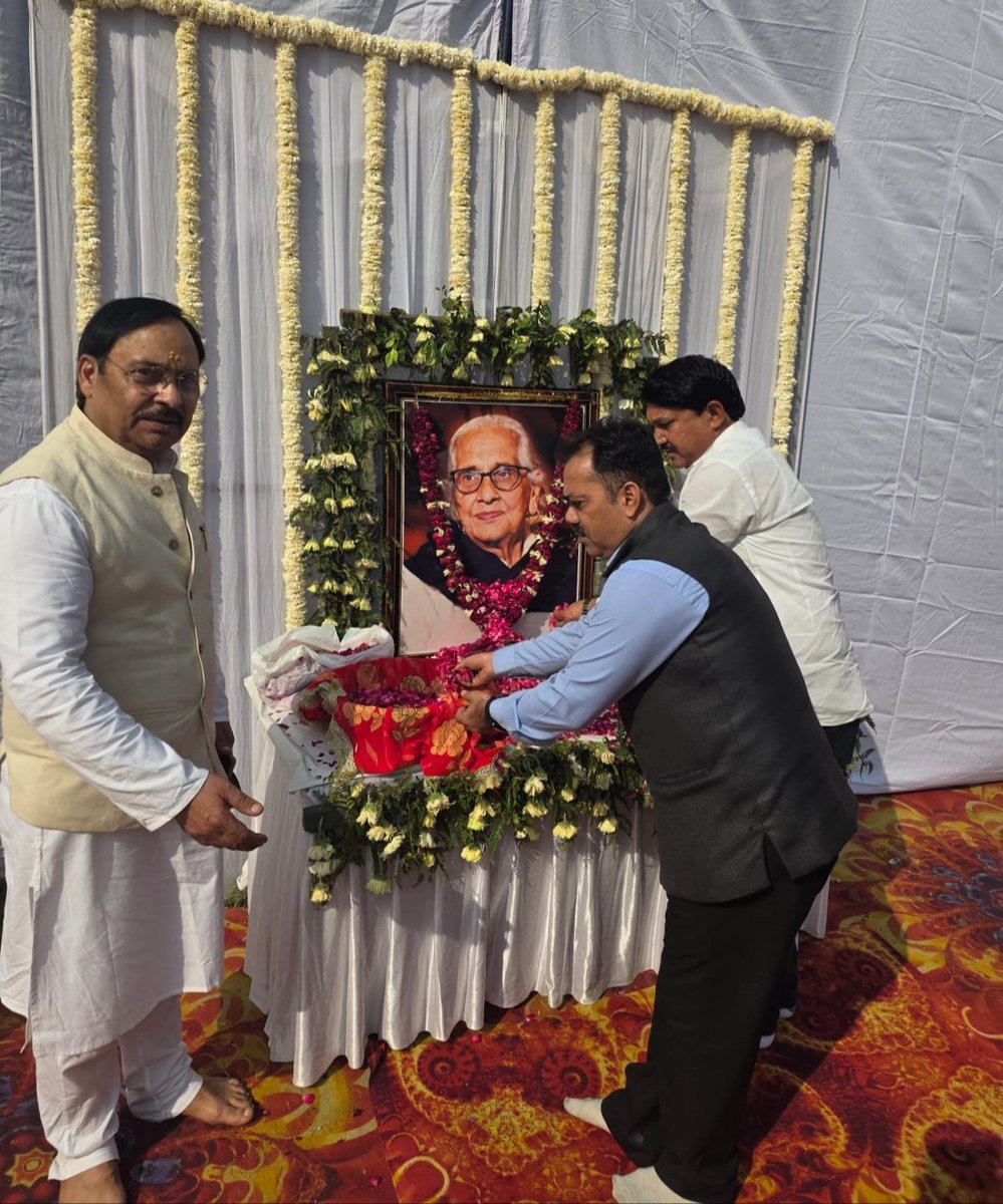 #गाजियाबाद में #कांग्रेस के वरिष्ठ नेता और उत्तराखंड के पूर्व मुख्यमंत्री हरीश रावत जी के राजनीतिक सलाहकार और फिल्म अभिनेता पूर्व सांसद श्री राज बब्बर जी के राजनीतिक सलाहकार श्री <a href="/narenderrathi/">narender rathi</a> जी की माता प्रकाशी देवी जी की शोक सभा शामिल होकर श्रद्धांजलि दी #RIP