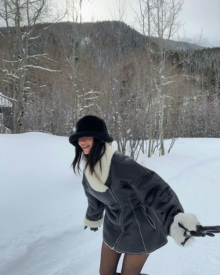 paintcdskies's tweet photo. Excited to spend time with these ladies.  #GOInTheSnow https://t.co/ZxyqG3slYK