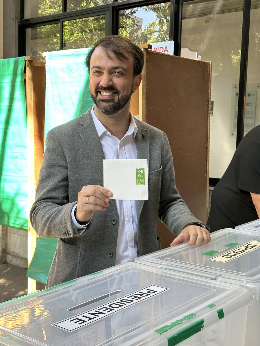 JorgeSharp's tweet image. Con alegría y esperanza he concurrido a votar en el Cerro Barón de Valparaíso. 

Las autoridades que hoy resulten electas tendrán una legitimidad democrática única ya que son millones de chilenos los  que participarán en esta elección. 

A construir una mayoría en el Congreso…