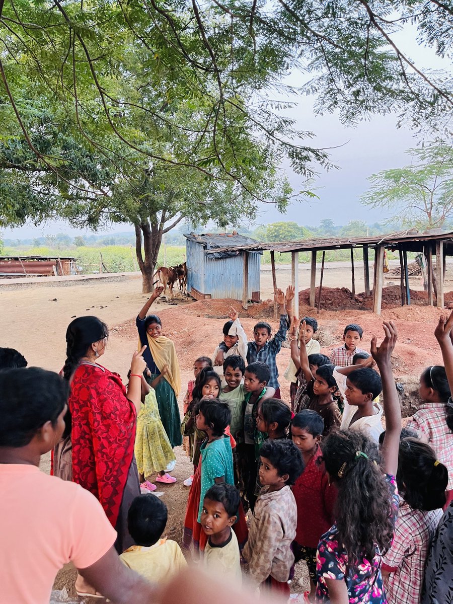 Nikhini_Varma's tweet photo. వ్యక్తిగత పరిశుభ్రత వైపు బాల్యం నుంచే అవగాహన పెంచే ప్రయత్నం🤗
ముందు చెప్పులు వేసుకోకుండా తిరగొద్దు అంటే మరి చెప్పులు లేవు కదా అన్నారు అమాయకంగా😊
చెప్పులు కొనిచ్చి,చకచకా చదువు గురించి మాట్లాడేసాం❣️
#Nirrnay #Adilabad #NikhiniVarma https://t.co/HvMoGGXIDt