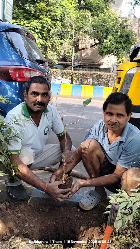ShbFoundation's tweet photo. Planted a banyan tree in memory of Vrikshamata Thimmakka — a tribute to the woman who turned her life into a forest. 🌳💚

वृक्षमाता थिम्मक्का की स्मृति में आज एक वट वृक्ष लगाया — उस माँ को श्रद्धांजलि जिसने अपने जीवन को ही वन बना दिया। 🌳💚

@deespeak @thSEW1iIsooaMYZ https://t.co/RZlrFORjX6