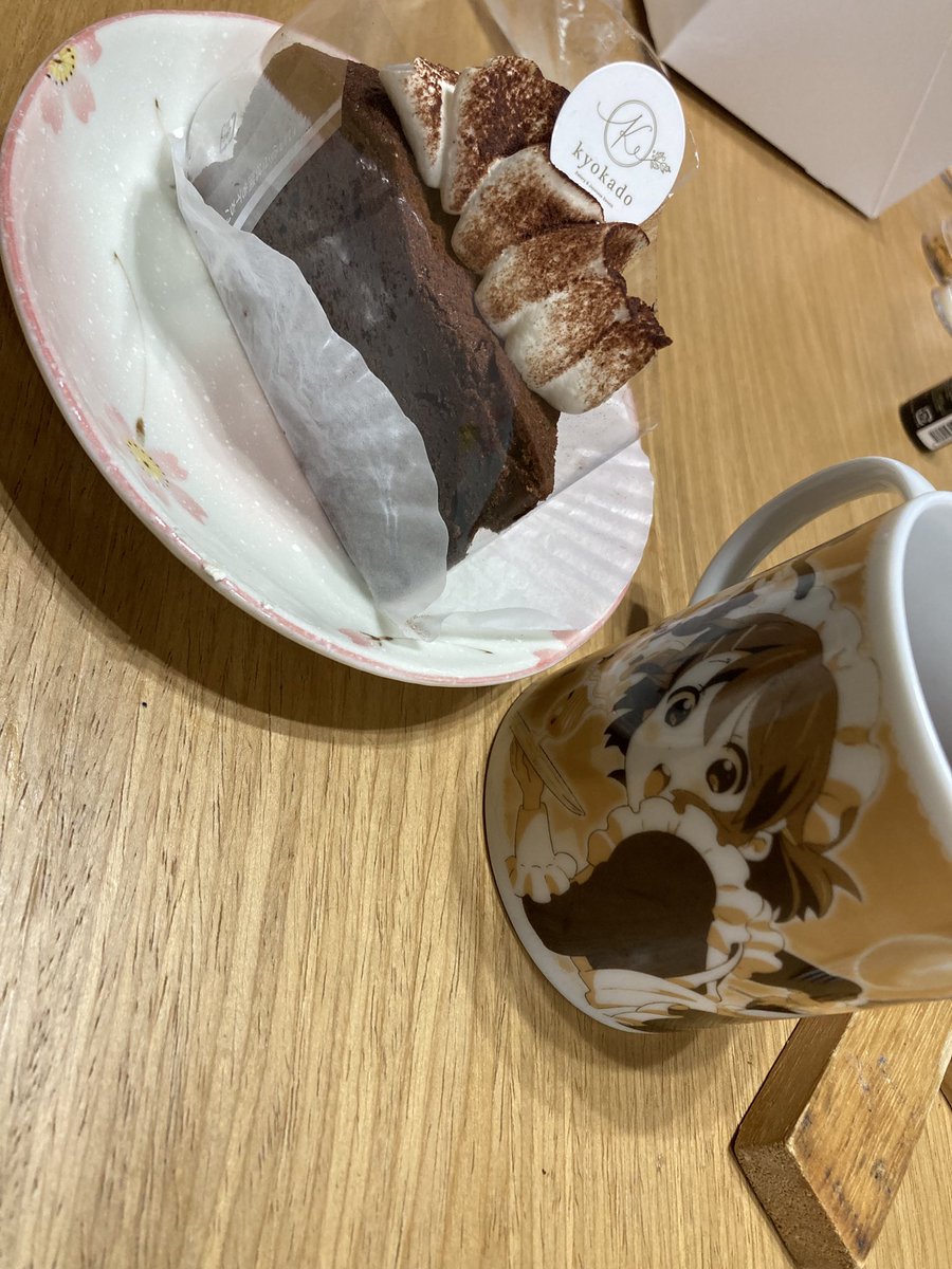 こんな時間に残ったケーキ食べる、背徳化で美味しい。