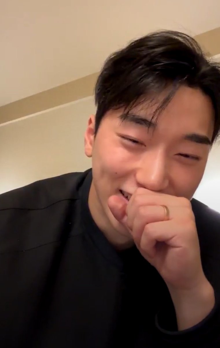 eeeil1215's tweet photo. 최산 너무 보고싶은데 우째 https://t.co/thNiBrgPOX