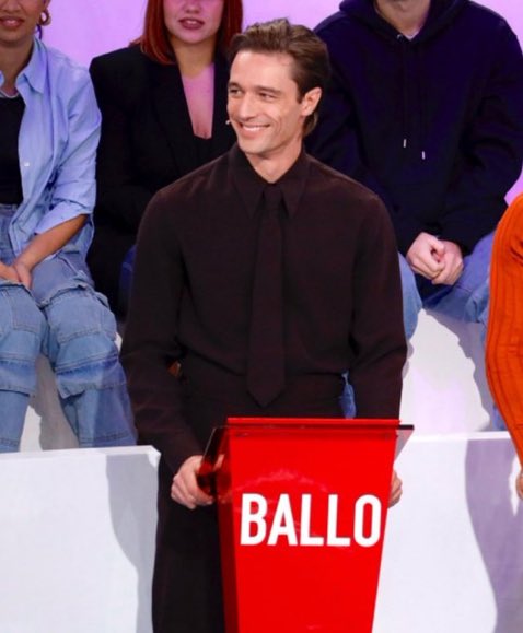 l’eleganza nel porsi con gli allievi, la naturalezza con cui cattura l’attenzione, la bellezza che non ha bisogno di sforzo. Francesco sé questo è un modo alternativo di chiedermi di sposarti io dico sì. #amici25