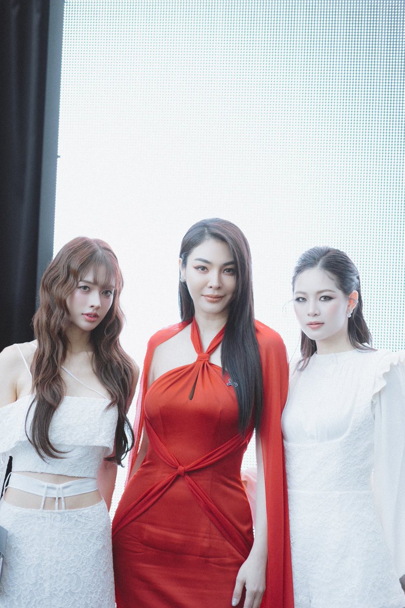 เมื่อฉันเจอคนรู้จักเยอะมาก แต่คนที่ลืมถ่ายรูปด้วยคือเพื่อนสนิทที่นั่งติดกัน 🤣 <a href="/MookWorranit/">Mook Worranit</a> 

APPLEMIM AT EFW25
#ElleFashionWeek2025xAppleMim