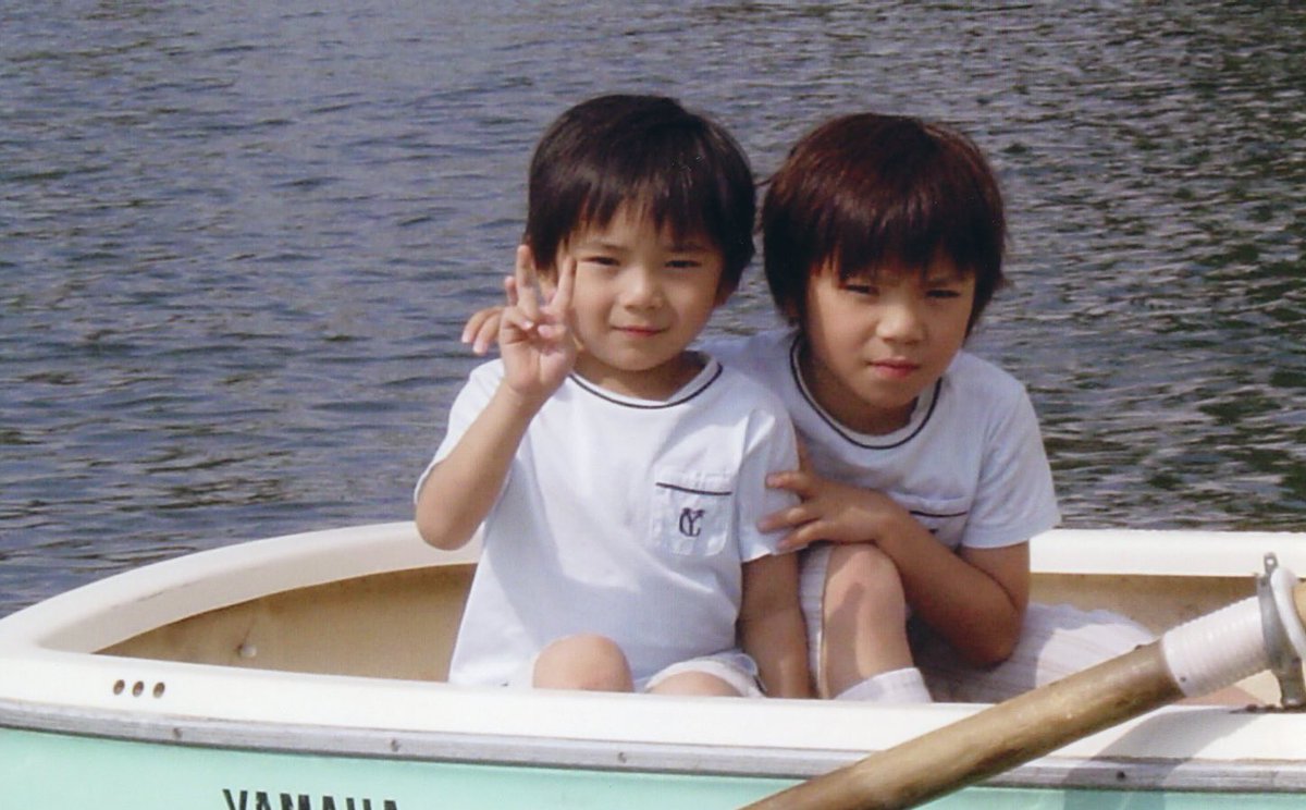 幼少の頃お風呂は兄と2人で入る事が多く身体も頭も洗って貰いました時短対策で頭のてっぺんにシャンプーリンスボディソープを全部かけてシャワーをかけた後に湯船に潜って濯ぎ仕上げで完了していた毎日ですがアイスホッケー合宿で同じ事をしたら皆んなに笑われ伝説になりました