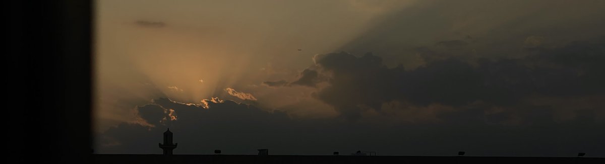 188hm's tweet image. ما عادت القيود تكفي اتساعك، فأنتِ سماءٌ لا تُحصر، وروحٌ تفوق حدود المألوف..