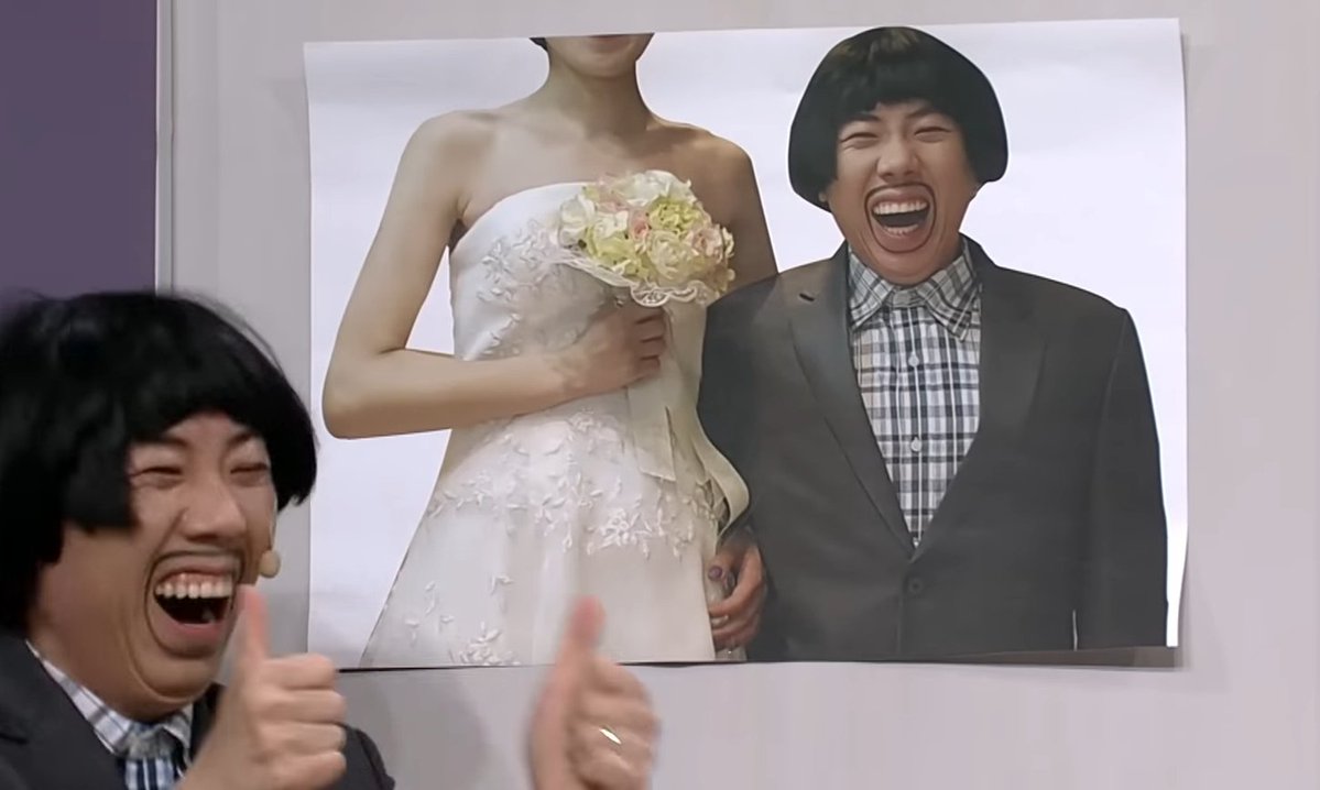 포스터 앞에서 엄지 제스처를 취하는 송강