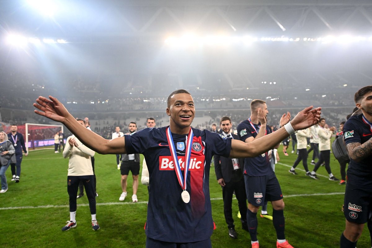 ActuL1_'s tweet image. KYLIAN MBAPPÉ FACE AU PSG POUR UNE AUDIENCE AUX PRUD’HOMMES ⚖️💙❤️

Kylian Mbappé réclame 55 M€ d’impayés et la requalification de son CDD en CDI.

L’audience se tiendra CE LUNDI directement au bureau de jugement, sans phase de conciliation.

Le PSG et le joueur restent…