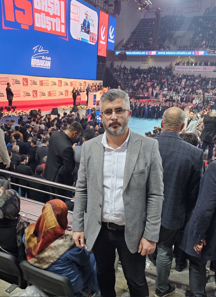 iytdernegi's tweet photo. Yeniden Refah Partisi'nin 3'üncü Olağan Kongresi düzenlendi. Yaklaşık 100 bin kişinin katılımıyla kongre, Türk siyasi tarihinin en kalabalık kongresi olma özelliğini taşıdı. Kongrede birçok başlıl altında konuşan genel başkan barınma sorununa da değindi.

“YAPI KAYIT MAĞDURİYETİNİ BİZ ÇÖZECEĞİZ”

Kongrede dikkat çeken bir diğer başlık ise, Türkiye’nin milyonlarca vatandaşını ilgilendiren Yapı Kayıt sorunu oldu. Yeniden Refah Partisi ( @rprefahpartisi ) Genel Başkanı Dr. Fatih Erbakan ( @erbakanfatih ), konuşmasının sonunda bu konuda net bir mesaj vererek, “Yapı Kayıt mağduriyetini biz çözeceğiz, iş başa düştü.” dedi. Erbakan, hem ekonomik kayıpların hem de sosyal mağduriyetlerin bir an önce sona erdirilmesi gerektiğini vurgulayarak, vatandaşın devlete olan güveninin ancak adil ve kapsayıcı bir düzenleme ile yeniden güçleneceğini ifade etti.
#YapıKayıtElzemdir
#HilalinEmrindeHakikatinİzinde
@DoganBekin
@mehemmed19 
@SelcukGeyveli 
@suatkilic