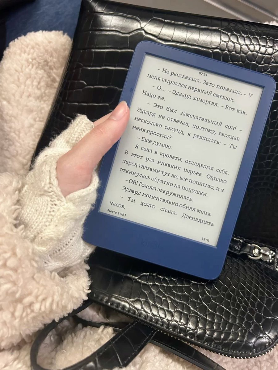 dscneto_'s tweet image. Bundled up and diving into a world far away. A comfy reading spot is essential, but a captivating story is everything. What&apos;s the best book you&apos;ve read lately

#CozyVibes #KindleAndChill #ReadingTime #Bookworm #Ereader #CurrentlyReading #DarkAesthetic
