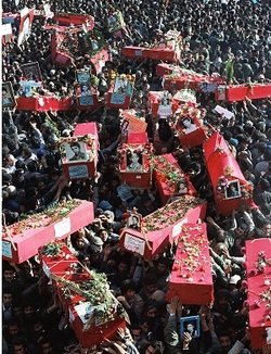 در دل این دریای انسان، تابوت‌ها تنها چوب و پارچه نیستند؛ نبض تپندۀ ۲۵ آبان‌اند… روزی که شهر، قلبش را روی دست گرفت تا به ما یاد آور شود که ایستادگی یک روز میتواند مسیر یک ملت را برای همیشه تغییر دهد
#سند_افتخار