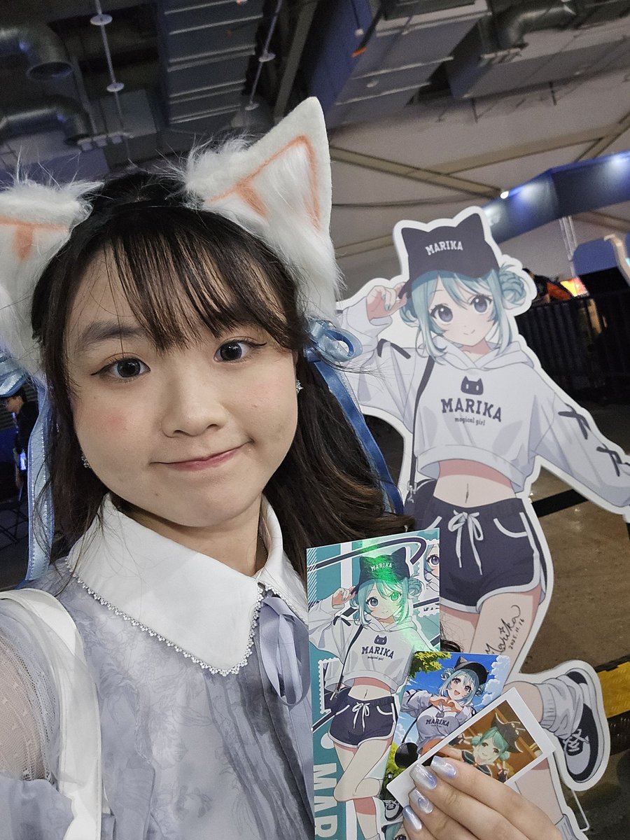 purplefishsh's tweet photo. 果果辛苦了~今天見面會玩的很開心！
謝謝現場乙包準備的無料 辛苦了~
今天大合照剛剛好在第一排好開心😍

@marika_vtuber #真理果 #WirForce https://t.co/vtzg9ojYuw