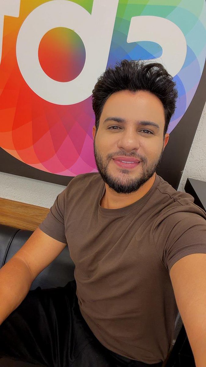 tccantor's tweet image. COMEÇOUU! 📺
Sintoniza aí no SBT porque o @Domingo_Legal já tá no ar e eu estarei lá pra curtir esse domingão com vocês! Não percam, hein! ❤️