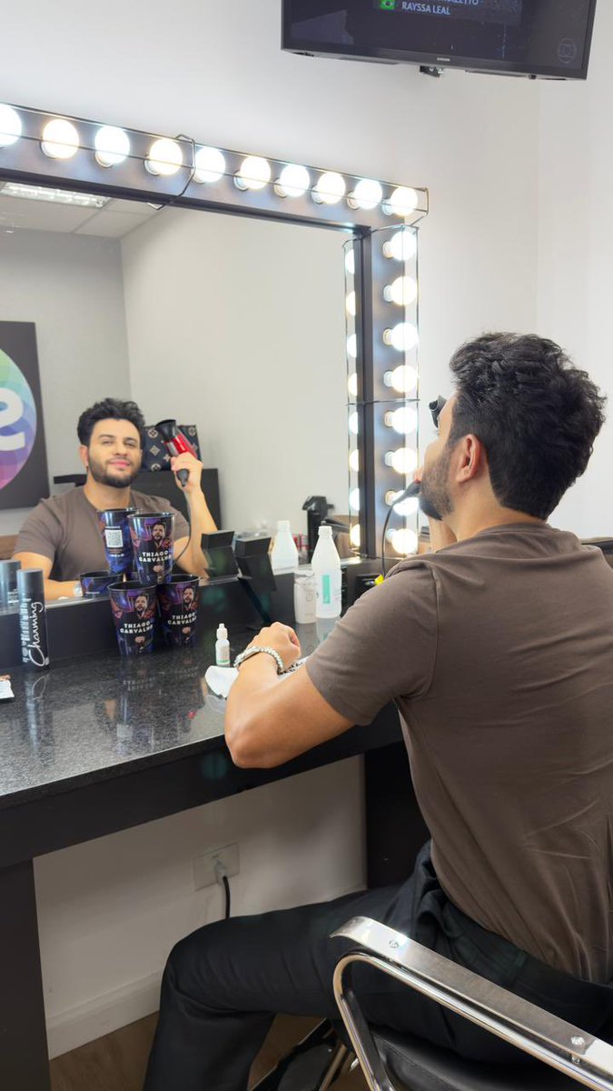 tccantor's tweet image. COMEÇOUU! 📺
Sintoniza aí no SBT porque o @Domingo_Legal já tá no ar e eu estarei lá pra curtir esse domingão com vocês! Não percam, hein! ❤️