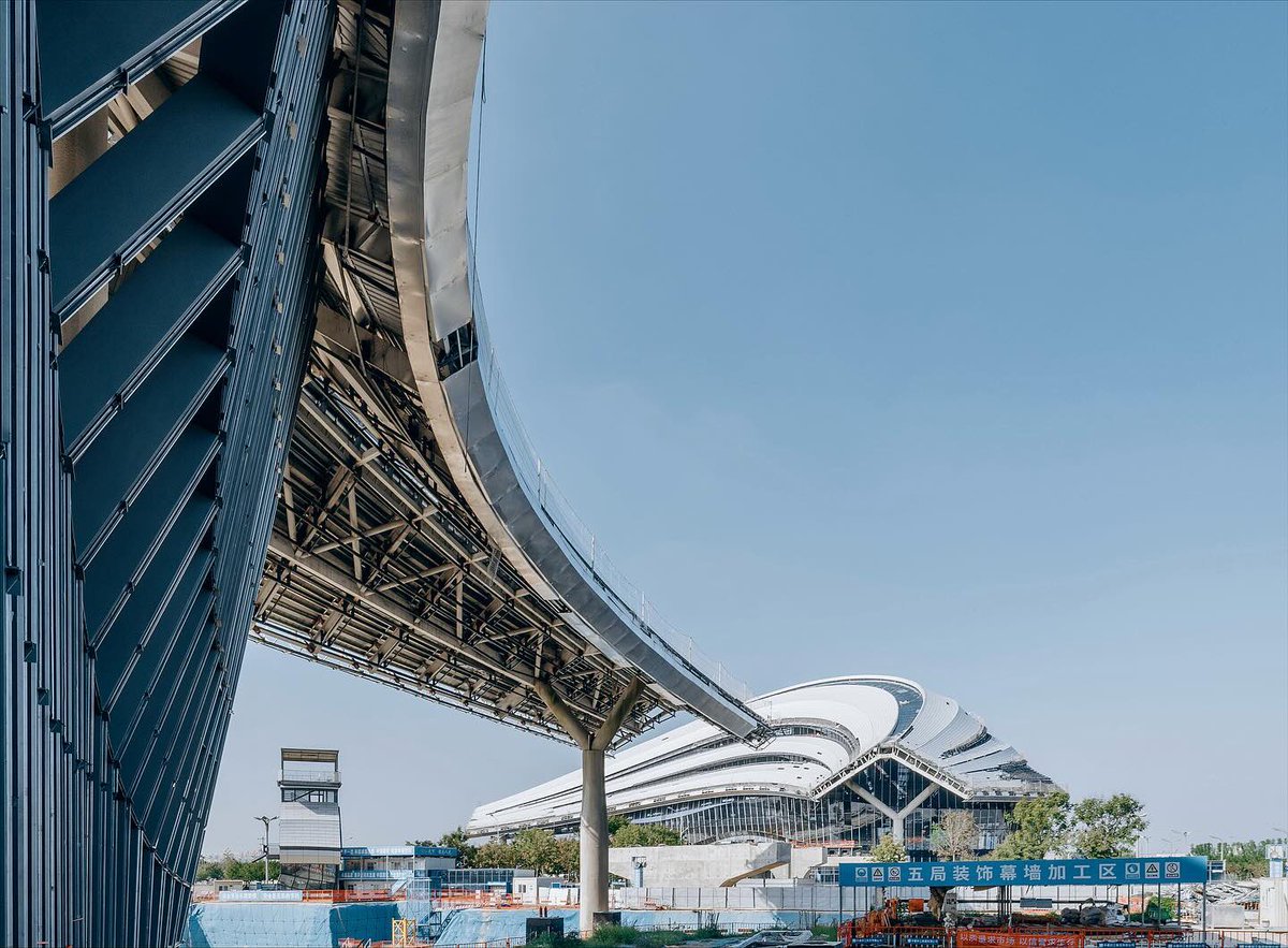 parametricarch's tweet image. With construction steadily advancing, on-site photos show a civic landmark emerging, one shaped as much by movement, light, and community as by structure.

📸 Zue Yumeng
Renders: Atchain

#parametricarchitecture #architecture #computationaldesign #jinghenewcity #zha…