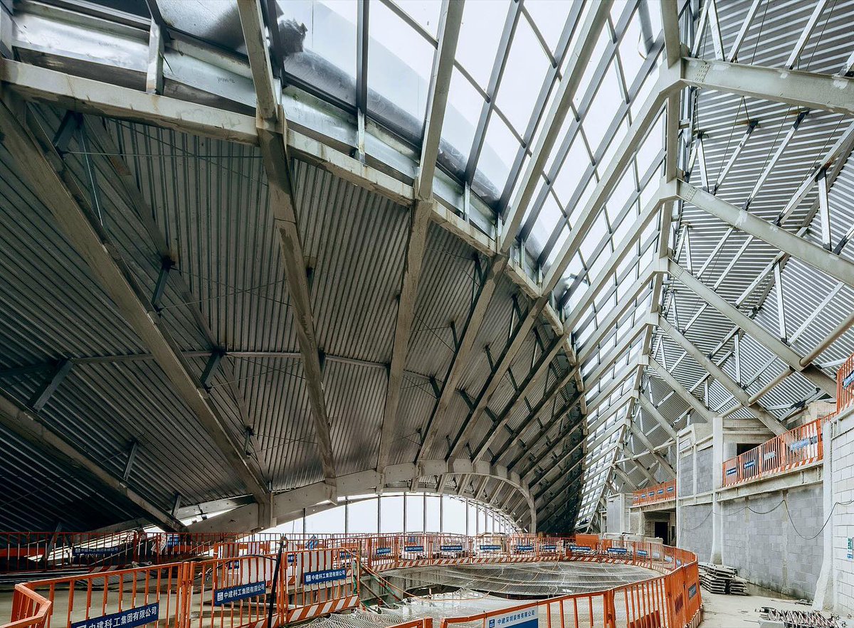 parametricarch's tweet image. With construction steadily advancing, on-site photos show a civic landmark emerging, one shaped as much by movement, light, and community as by structure.

📸 Zue Yumeng
Renders: Atchain

#parametricarchitecture #architecture #computationaldesign #jinghenewcity #zha…