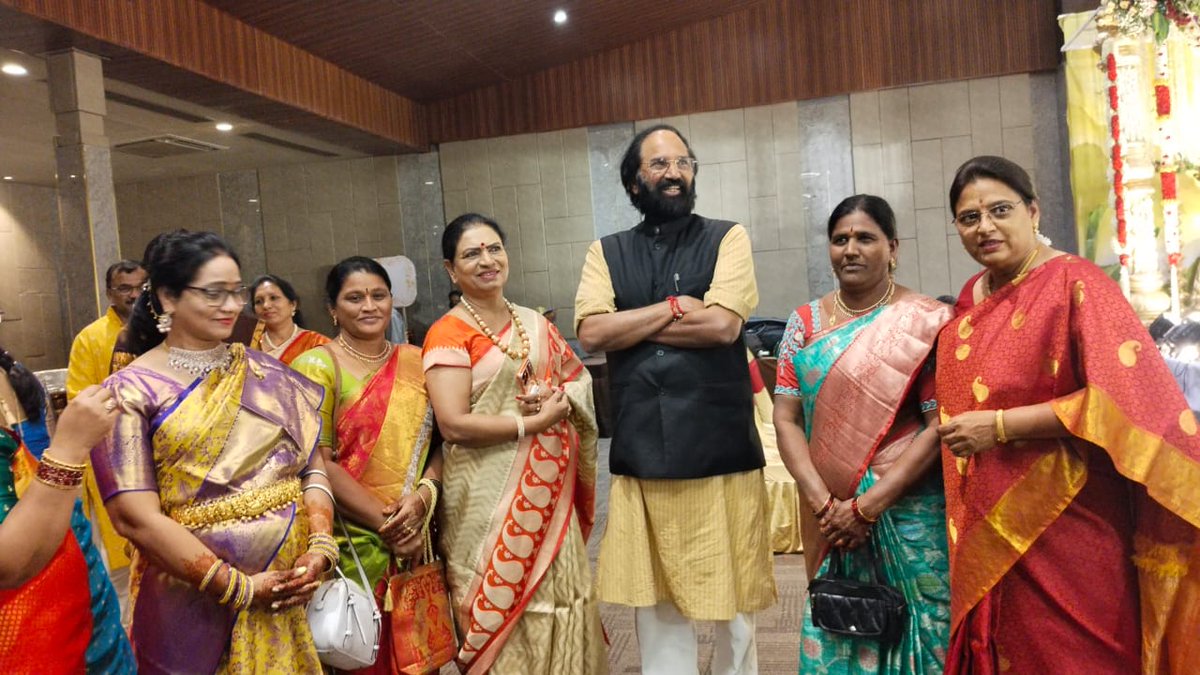 ఈ రోజు హైద‌రాబాద్ జేఆర్సీ క‌న్వెన్ష‌న్ లో రాష్ట్ర మంత్రి ఉత్తమ్ కుమార్ రెడ్డి గారి బంధువు జ‌య‌శ్రీరెడ్డి గారి కుమార్తె వివాహ వేడుక‌కు హాజరయ్యాను. మంత్రి ఉత్త‌మ్ కుమార్ రెడ్డి గారు, ఆయ‌న స‌తీమ‌ణి కోదాడ ఎమ్మెల్యే ప‌ద్మావ‌తిరెడ్డి గారితో కలిసి న‌వ దంప‌తుల‌ను ఆశీర్వ‌దించి