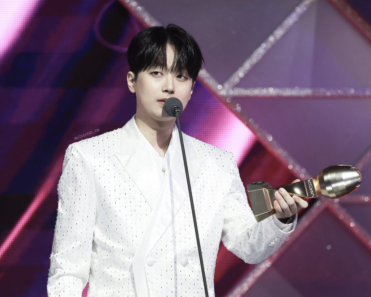 loveddo_ob's tweet photo. 20251114 KGMA

🏆상받고 잘생긴 찬원이🎉
#이찬원 https://t.co/TGbn0eINWQ