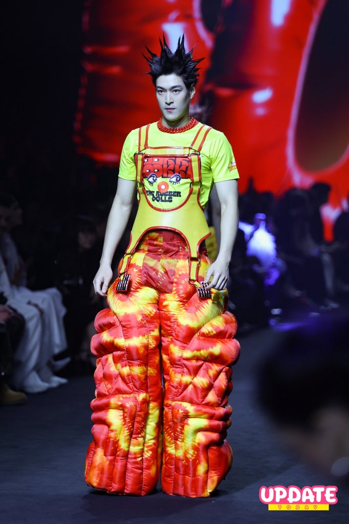 Update__today's tweet photo. “มีน นิชคุณ - กระทิง ขุนณรงค์” ร่วมเดินแฟชั่นโชว์ "HOOK’S BY PRAPAKAS" ในงาน “ELLE Fashion Week 2025” ✨

#EFW2025xMEEN
#meennicha8 #kratingg 
#EFM2025 
#EFW2025 #SeeYouAtTheTent 
#ELLEThailand #ELLEMENThailand 
#EFW25ATICONSIAM 
#UPDATETODAY #ข่าวบันเทิง https://t.co/gV7R6RsoQu