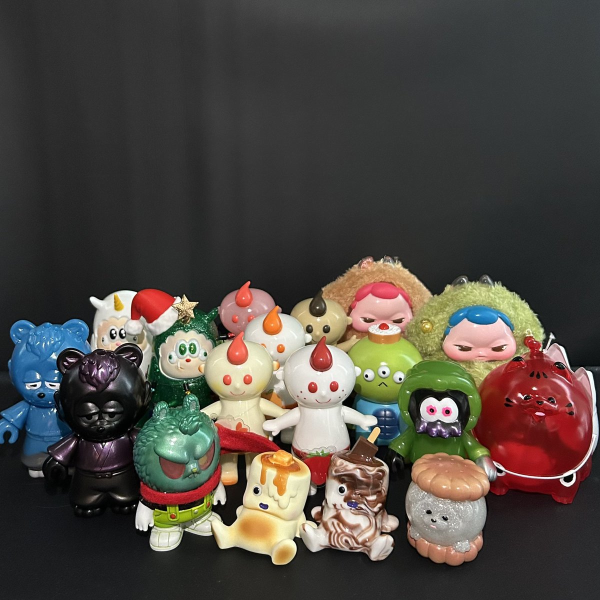 iio_oui's tweet image. Design Festa 62⛄️

今回初のナガソデGET〜😽🫶🏻
まさかのクリスマス🎄verも！
1日目しか行けなかったけどたくさんお迎えできて嬉しい💖

#デザフェス62 #ソフビ