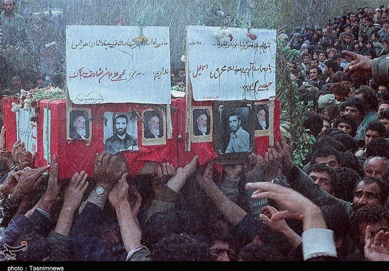 تاریخ شاهد است که در روز حماسه آفرینی تاریخی اصفهان مردم در حالی فرزندان و پدران و برادران شهید خود را بدرقه کردند که نه تنها از دفاع در برابر دشمنان قسم خورده اسلام و انقلاب اسلامی و ایران عزیز خسته نشده بودند بلکه همان روز لباس رزم بر تن کردند و پای در میدان نهادند
#سند_افتخار