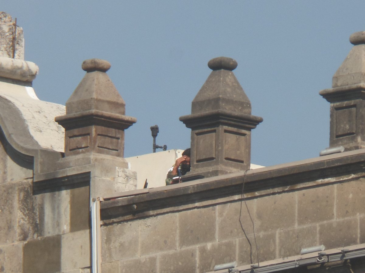 ElAvedeHermesJC's tweet photo. @LunaGilVent Te regalo estas fotos que logré capturar y donde hago un señalamiento, usted decida si es Sniper o no.
El circulo azul señala el arma.

Le dejo la foto original y la que tiene el señalamiento.

#FrancotiradoresDelBienestrar
#SilencioQueEstamosEnDemocracia https://t.co/prHuZf2mTG