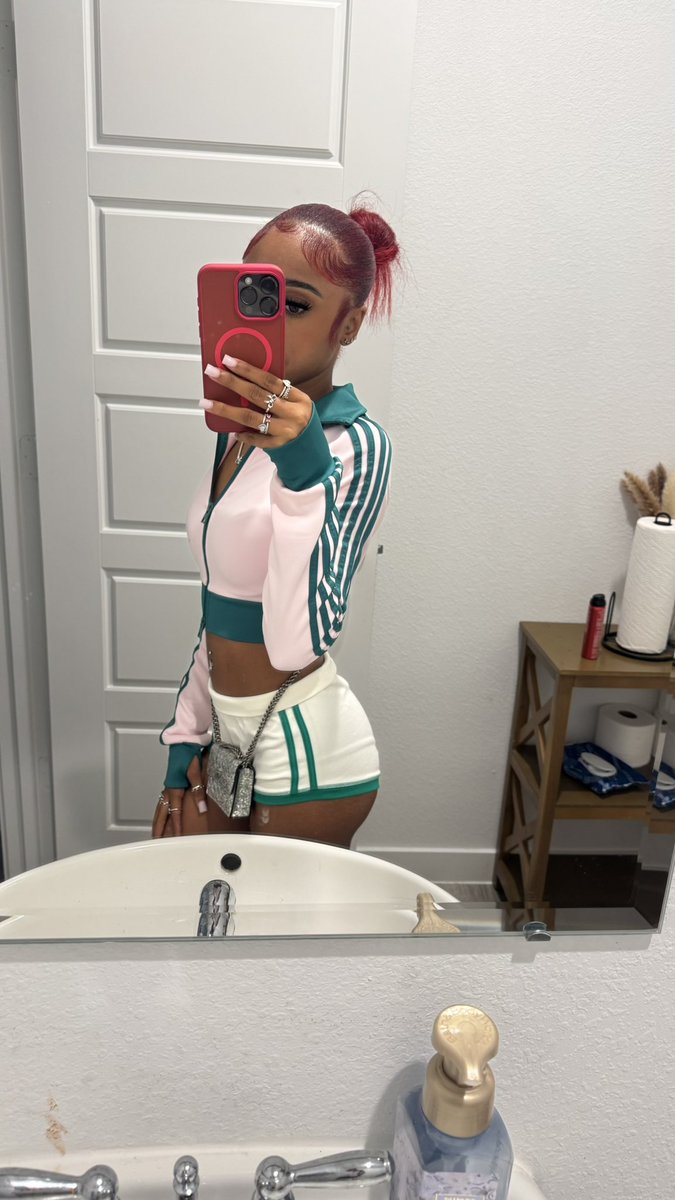 itsniyahsanaye's tweet image. bad lil petite shit