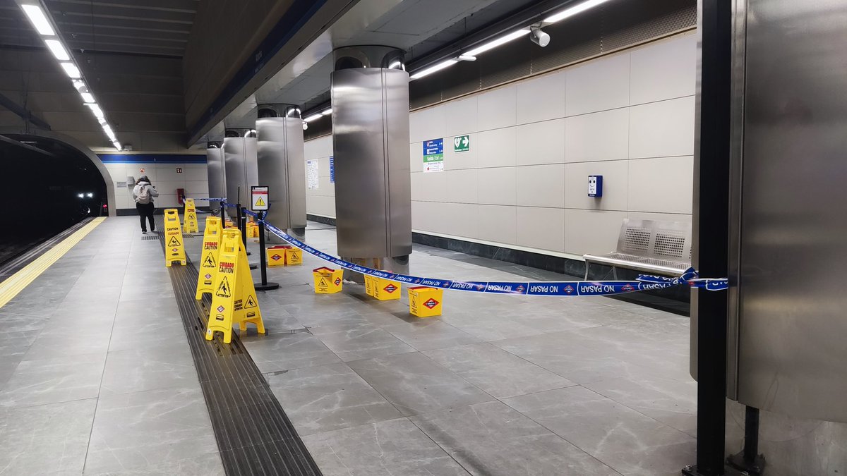 MarP26373343's tweet photo. ES QUE DA VERGÜENZA AJENA, MILES DE EUROS INVERTIDOS EN EL METRO DE MADRID Y SIEMPRE OCURRE LO MISMO🤬🤬🤬🤬🤬🤬🤬
Ésto es en Atocha, línea 1 https://t.co/WTJhwoMWzK