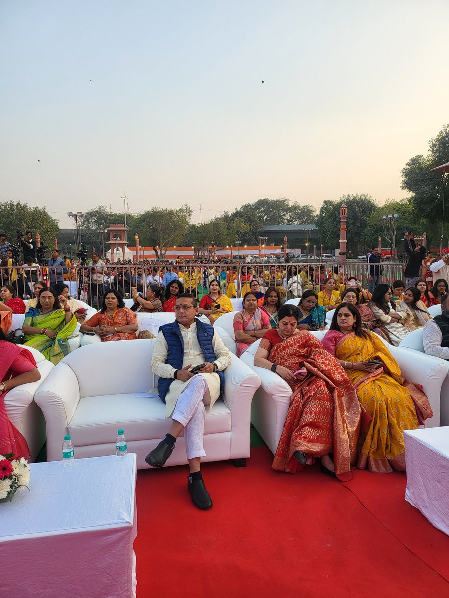 विश्व मांगल्या महिषासुर वासुदेव घाट पर कार्यक्रम मेँ उपस्थित हुए दिल्ली की मुख्यमंत्री <a href="/gupta_rekha/">Rekha Gupta</a> जी केंद्रीय राज्य मंत्री <a href="/hdmalhotra/">Harsh Malhotra</a> दिल्ली सरकार मंत्री <a href="/KapilMishra_IND/">Kapil Mishra</a> जी <a href="/dpradhanbjp/">Dharmendra Pradhan</a> जी की wife @mridulapardhan जी <a href="/BabitaMalhotr19/">Babita Malhotra</a> जी