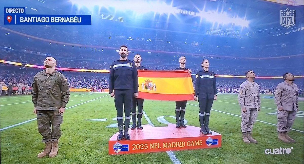 YasujiroOficial's tweet photo. El Bernabéu homenajeando a la Unidad Militar de Emergencias mientras suena el himno de España antes del partido de la NFL. Media España convulsionando. https://t.co/X5P5iYyWMa