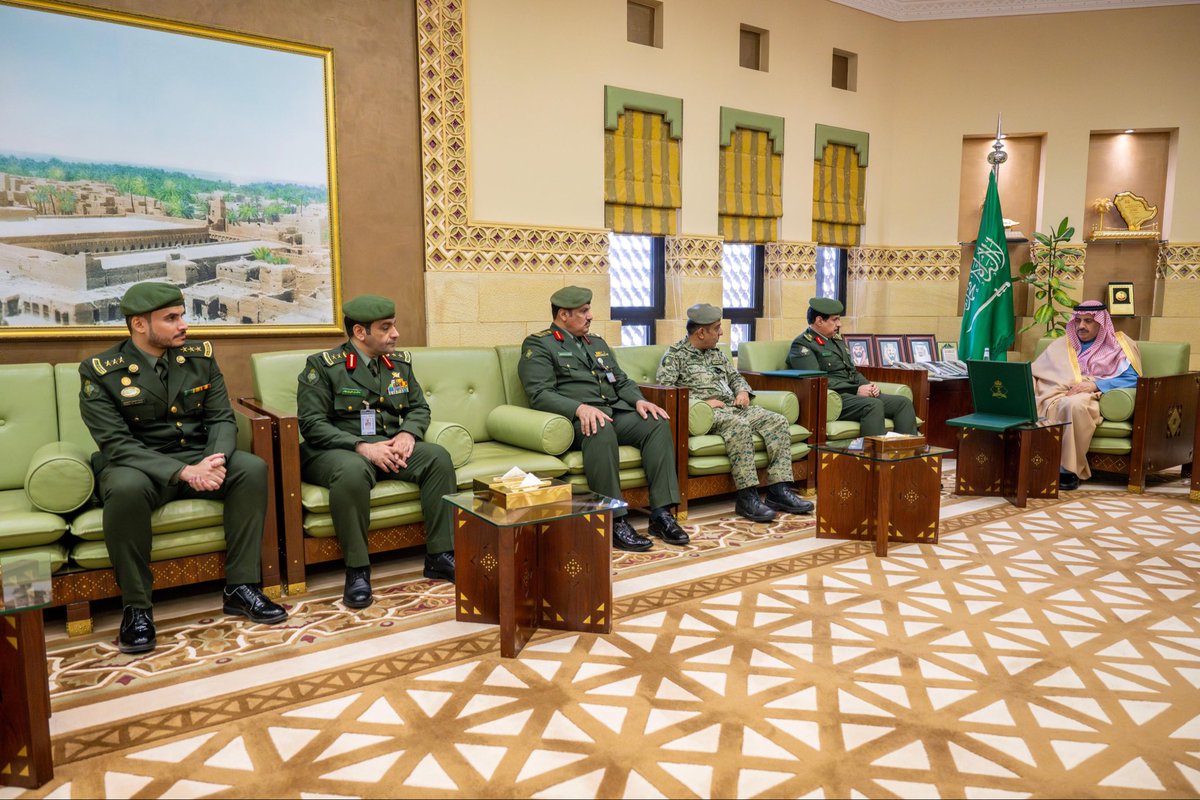 emara_alriyadh's tweet photo. معالي وكيل إمارة منطقة #الرياض يستقبل مدير جوازات المنطقة المكلف.  
https://t.co/xUQLQzK4mF

#إمارة_منطقة_الرياض https://t.co/HT7XIVj0G2