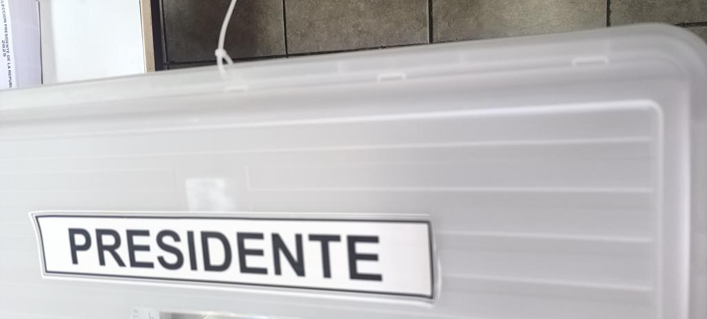 and1kil's tweet photo. Impresentable los sellos de las cajas de sufragio una miserable amarra plástica para cortarla y reemplazar por una similar y así da para el fraude colegio theorodo heus  Quilpué @rodrigosepu  @meganoticiascl  @muni_quilpue @margamargatv https://t.co/LPmScm6oL8
