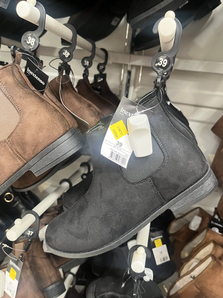 Jessikaila's tweet photo. @alcampo de verdad, chapó: subís la bota de 11,99 € a 12,99 € y encima dejáis el precio antiguo justo debajo. Solo en uno, algún empleado habrá quitado los demás. Una “oferta” tan buena que se explica sola. Gracias por avisar tan claramente de que el “ahora” es… más caro. https://t.co/IFVuEqltfO