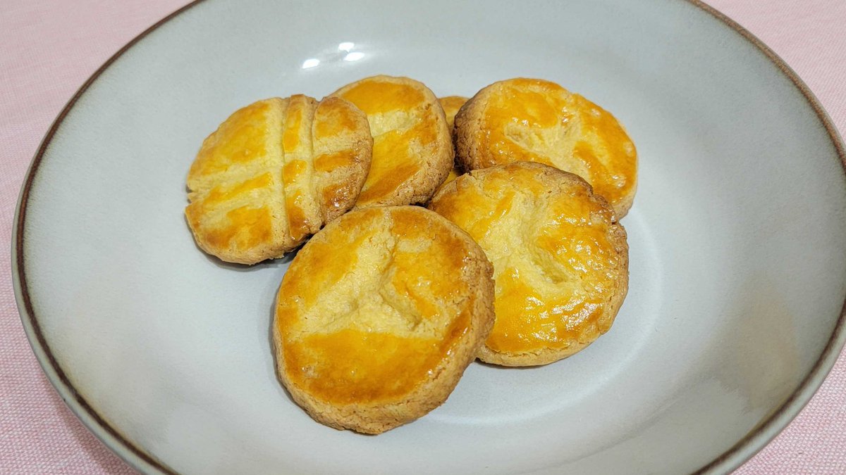 実家に帰ったついでに、母の高級オーブンでミアレガレット風クッキーを焼いてみた！😋
初めてクッキー作ったけど楽しい〜
一枚だけは本場のガレット・ブルトンヌっぽくしてみた ✨✨
#すずさーち