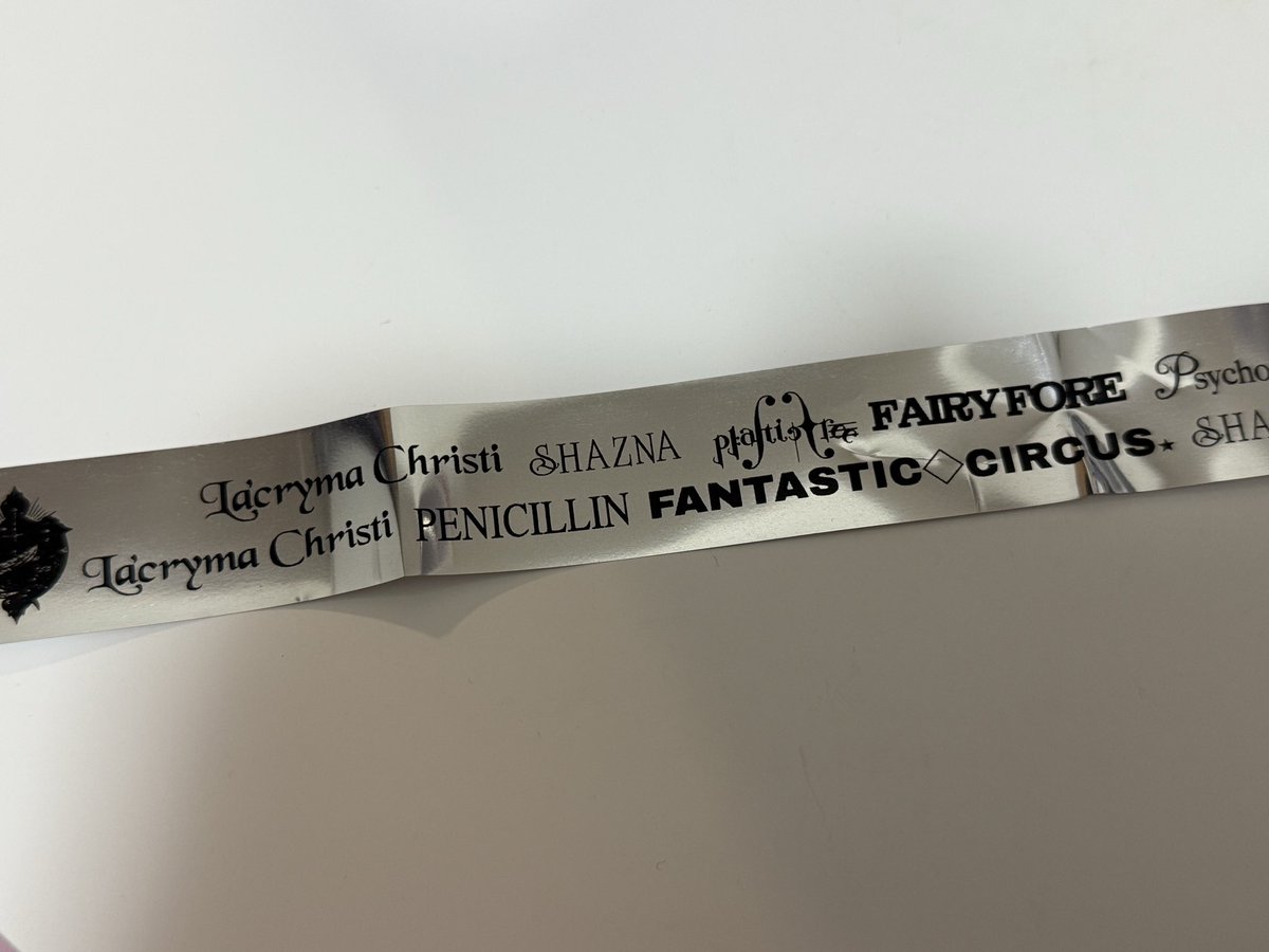 アリーナ24列目で、ギリギリ銀テープに届かなくて（前後はきたけど