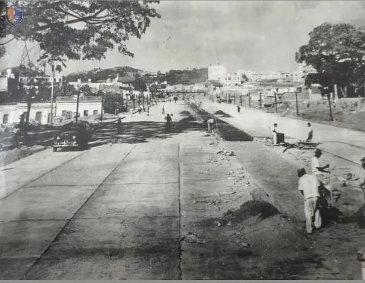 Caracas  ///  Venezuela. Avenida Bolívar año 1949, sin las Torres y con el Silencio al fondo. La capital comienza a tomar forma...!!!