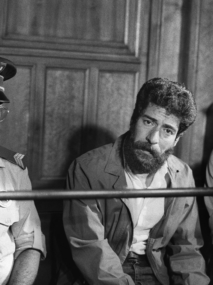 outsidersesp's tweet photo. Ni 3 semanas ha tardado Nicolas Sarkozy en salir de prisión. 

Solo hace unos meses Georges Abdallah fue liberado tras 40 años encerrado en las cárceles francesas, por el delito de ser comunista. 

La farsa de las "democracias" occidentales. https://t.co/zjDrOSqKxi