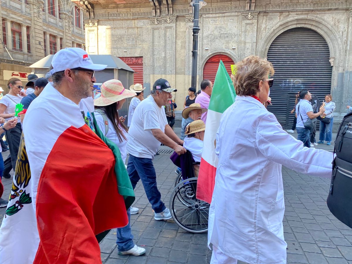 ⚠️
Ayer asistí a la marcha, van un par de puntos y lo que vi en la manifestación:

•Era una marcha PACÍFICA y en todo momento se vivió así desde el Ángel hasta 5 de Mayo

• Las consignas: ¡Fuera Morena!. ¡Claudia, escucha el pueblo te repudia!

•Claro que habían infiltrados
🧵