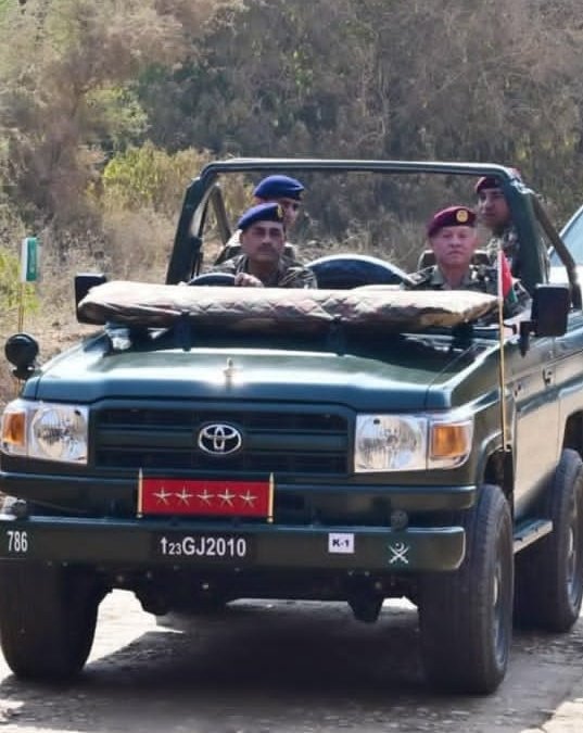 missiontakmeel's tweet photo. یہ اردن کا بادشاہ بھی ہے اور اردن کا سپہ سالار بھی۔۔ 
وردی پہنتا ہے۔۔ فوج کی کمانڈ کرتا ہے۔۔ 

اچھا ہے یا برا ہے وہ دوسری بحث ہے۔ مگر یہی اسلامی مزاج ہے‌کہ ملک کا حکمران سپہ سالار بھی ہو۔۔ 

کافر بھی اس بات کو قبول کرتے ہیں۔۔۔ برطانیہ کا شہزادہ اور بادشاہ بھی اپنی فوج میں جنرل ہوتے ہیں۔۔ سپین کی شہزادی بھی اپنی فوج میں افسر ہے۔ سپین کا بادشاہ بھی سپہ سالار ہے وردی پہنتا ہے۔۔ 
اسرائیل کے سارے حکمران فوجی ہوتے ہیں۔ 
جتنی بھی غیرت مند قومیں ہیں وہ اپنا حکمران سپاہسالار یا فوجی ہی مقرر کرتی ہیں۔۔۔ اسلامی تاریخ میں کہیں سویلین حکمران کا تصور ہی نہیں ہے ۔ ہر مسلمان حکمران جنرل یا سپہ سالار ہونا لازم ہے۔۔
جو امت کے لیے جنگ نہ کر سکے اس کو حکمرانی نہیں دی جاتی۔