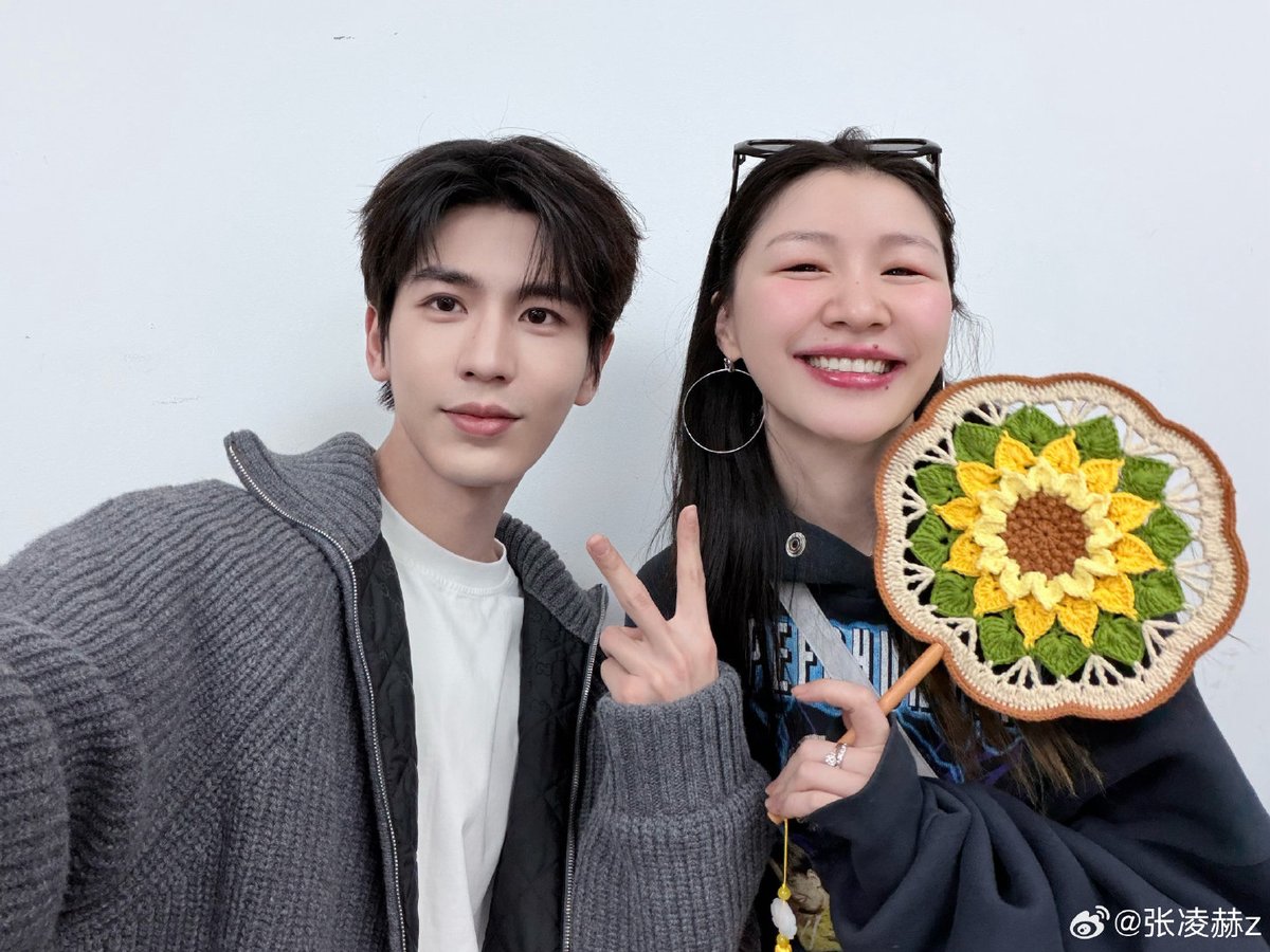 หลิงเฮ่อออกจากคอนปุ๊บลงรูปกับพี่ๆ ปั๊บ เป็นต้าวน้องชายที่น่ารักมาก🥰
#LiuYuning #JinJing #ZhangLinghe 
#LiuYuningsConcerttour2025