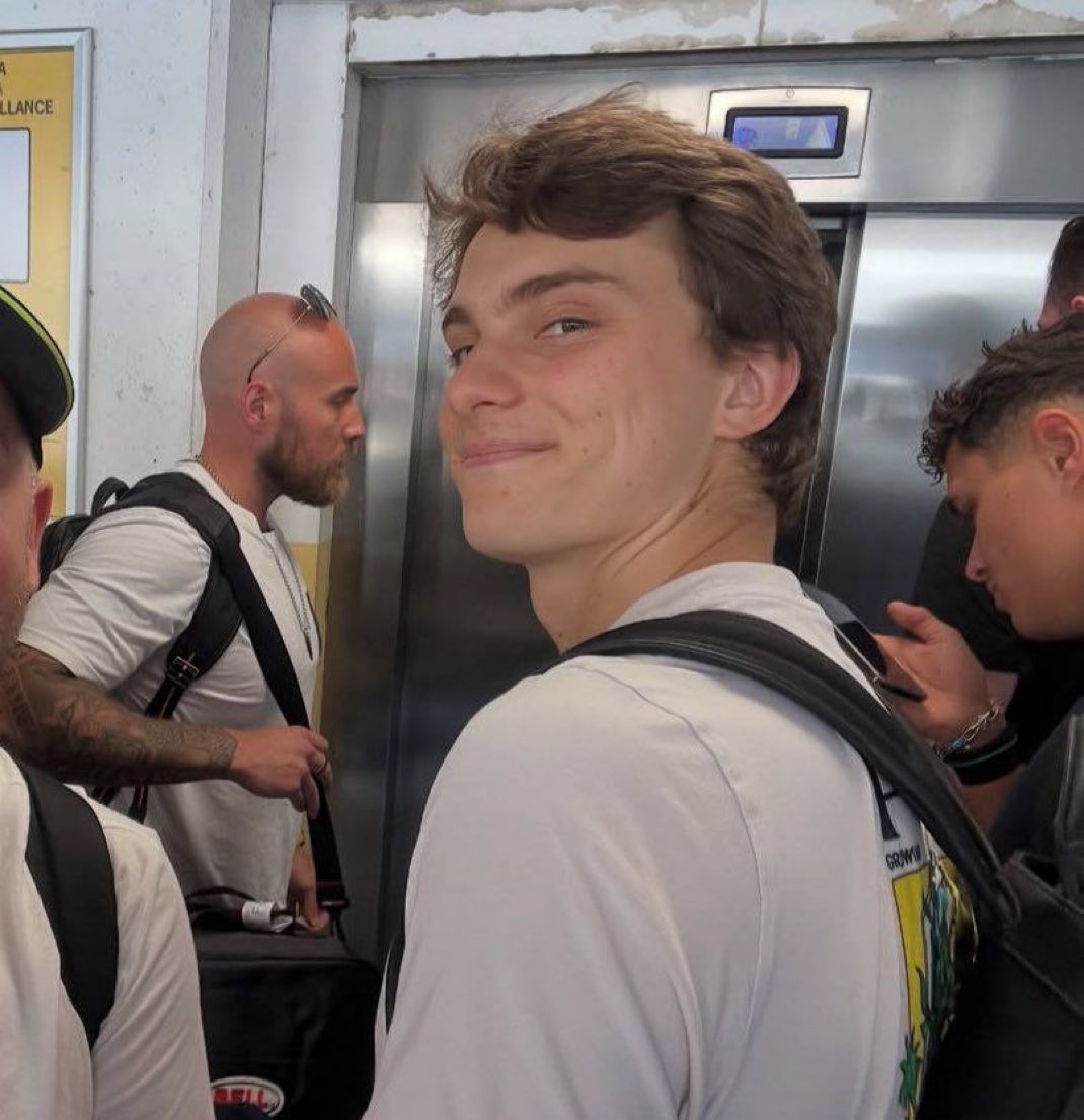 kirivante's tweet image. queria fazer um photocard dessa foto e usar de chaveiro e a primeira senhorinha que perguntasse se é meu namorado eu ia responder q sim estamos juntos ha 3 anos